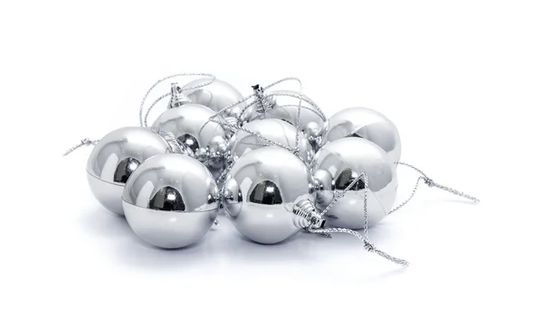 Boules de Noël en argent sur fond blanc — Photo