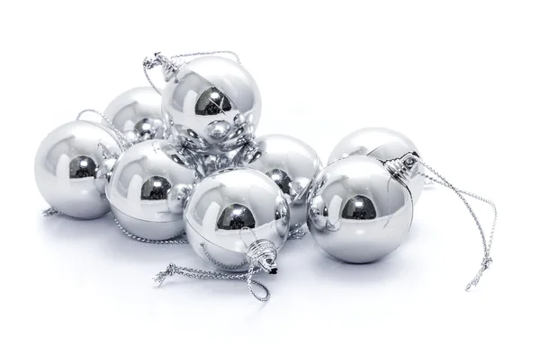 Boules de Noël en argent sur fond blanc — Photo