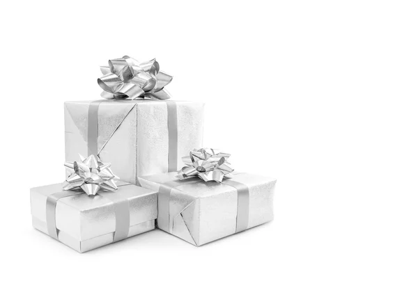 Beyaz arka plan üzerinde izole kutlama gümüş hediye kutuları — Stok fotoğraf