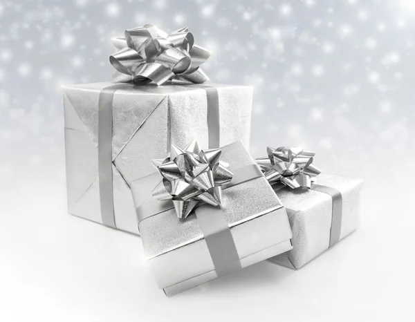 Zilveren viering geschenkdozen op sneeuw achtergrond — Stockfoto
