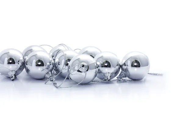 Fehér alapon ezüst karácsonyi labdák — Stock Fotó