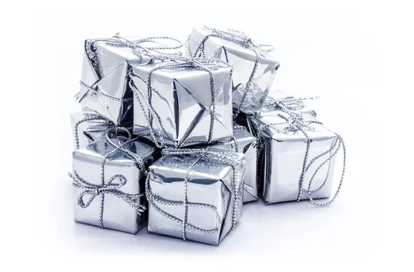 Zilveren Kerstmis geschenkdozen op witte achtergrond — Stockfoto