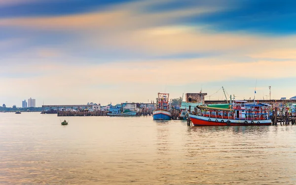 Balıkçı tekne İskelesi'nde Günbatımı yerleştirme — Stok fotoğraf