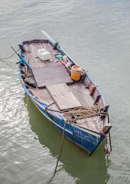 Altes hölzernes Fischerboot, das an der Seebrücke anlegt — Stockfoto