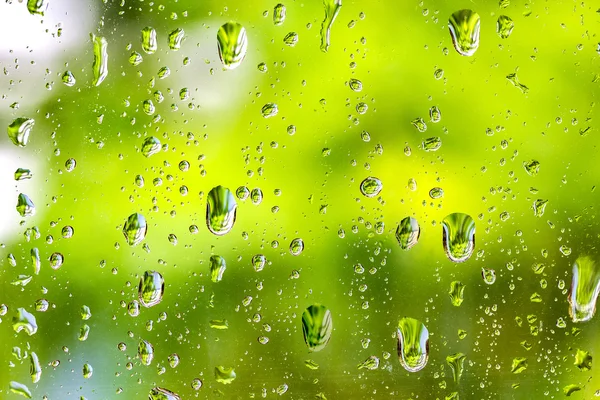 Gocce di pioggia sulla finestra di vetro trasparente dopo la pioggia — Foto Stock