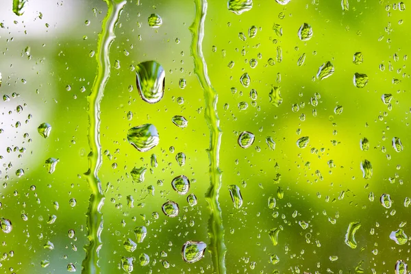 Gocce di pioggia sulla finestra di vetro trasparente dopo la pioggia — Foto Stock