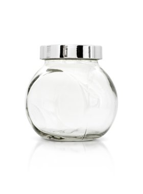Gümüş kap beyaz arka plan üzerinde izole net cam şişe