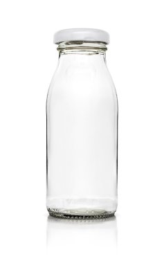 Beyaz arka plan üzerinde izole boş cam ambalaj şişe