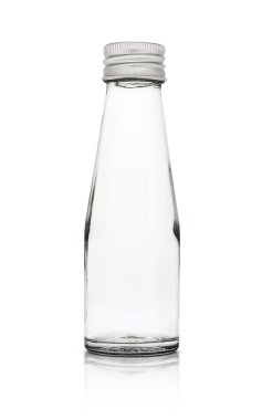 Beyaz arka plan üzerinde izole boş cam ambalaj şişe