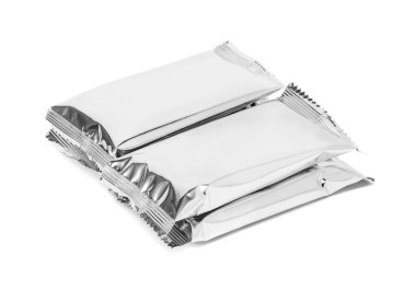 Beyaz arka plan üzerinde izole boş ambalaj aperatif folyo