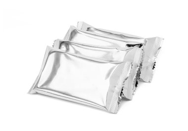 Beyaz arka plan üzerinde izole boş ambalaj aperatif folyo