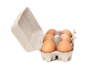 Beyaz arka plan üzerinde izole kağıt kalıp kutu ambalaj yumurta