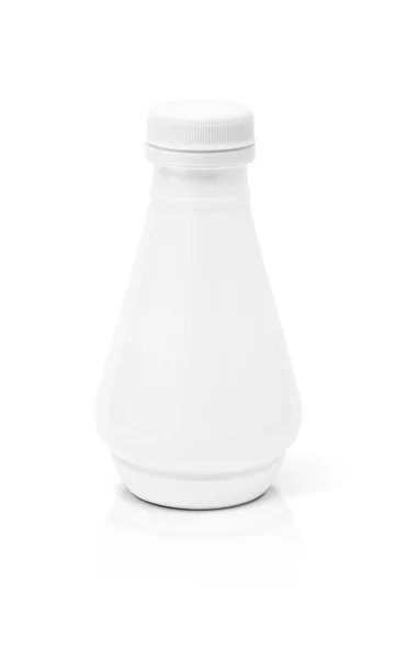 Порожня пляшка для упаковки напоїв ізольована на білому тлі — стокове фото