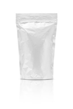 Boş ambalaj alüminyum folyo kesesi beyaz arkaplanda izole edildi