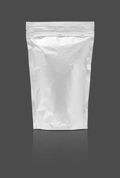 Embalagem em branco bolsa de folha de alumínio isolado no fundo cinza — Fotografia de Stock