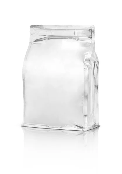 Embalagem em branco bolsa de folha de alumínio isolada sobre fundo branco — Fotografia de Stock
