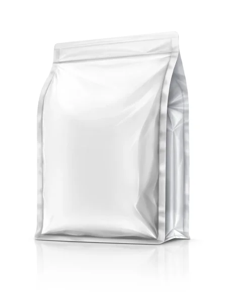 Чиста упаковка алюмінієвої фольги мішок ізольовано на білому тлі — стокове фото
