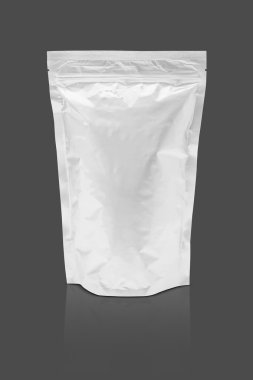 gri arka plan üzerinde izole boş ambalaj alüminyum folyo kese