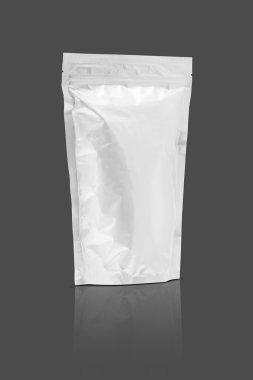 gri arka plan üzerinde izole boş ambalaj alüminyum folyo kese