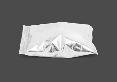 gri arka plan üzerinde izole boş ambalaj folyo çerez kesesi