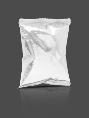 gri arka plan üzerinde izole boş ambalaj folyo çerez kesesi