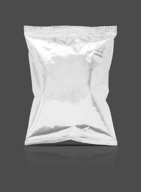 gri arka plan üzerinde izole boş ambalaj folyo çerez kesesi
