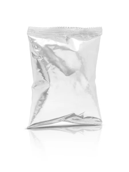 Κενή συσκευασία σακούλα σνακ αλουμινίου που απομονώνονται σε λευκό φόντο — Φωτογραφία Αρχείου