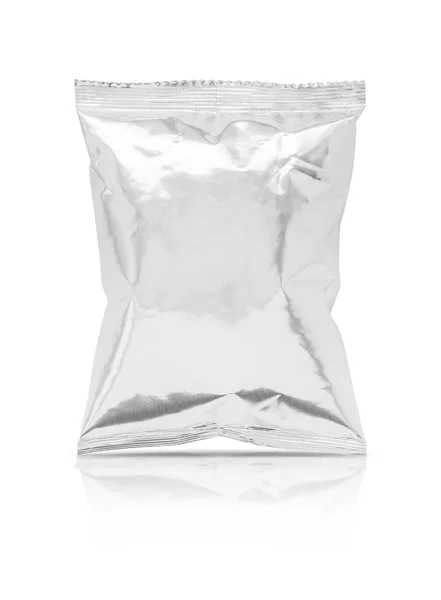 Порожня упаковка фольги закусочної сумки ізольовані на білому тлі — стокове фото
