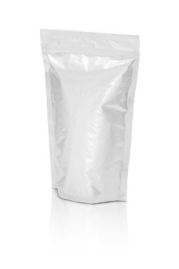 Boş ambalaj alüminyum folyo kesesi beyaz arkaplanda izole edildi