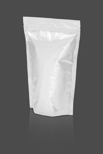 Bolsa de papel de aluminio de embalaje en blanco aislada sobre fondo gris — Foto de Stock