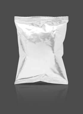 gri arka plan üzerinde izole boş ambalaj folyo çerez kesesi