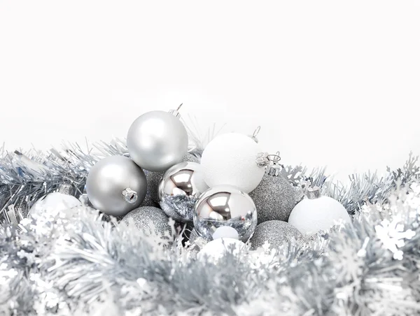 Χριστουγεννιάτικη χοροεσπερίδα γιορτή ασημί σε άσπρο φόντο — Φωτογραφία Αρχείου