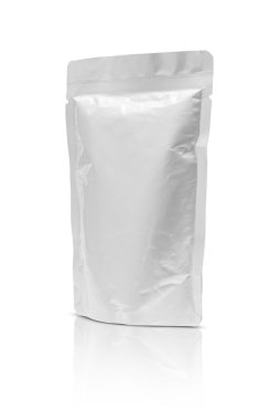 Boş ambalaj alüminyum folyo kesesi beyaz arkaplanda izole edildi