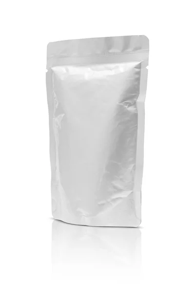 Embalagem em branco bolsa de folha de alumínio isolada sobre fundo branco — Fotografia de Stock