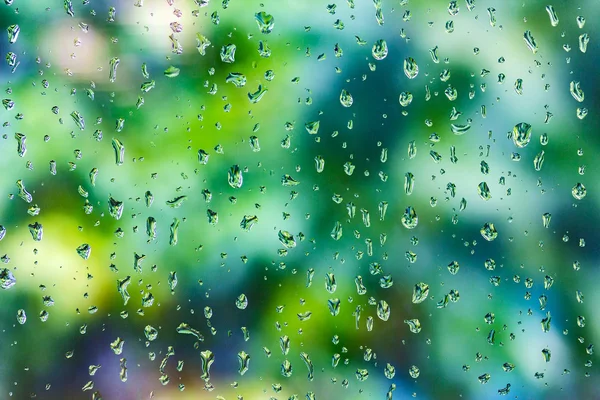 雨が降って後透明なガラス窓に雨粒 — ストック写真