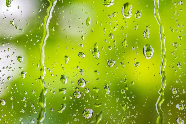 Yağmur sonra açık cam pencere üzerinde yağmur damlaları — Stok fotoğraf