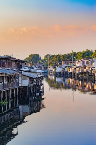 Gecekondu waterside gündoğumu sabah — Stok fotoğraf