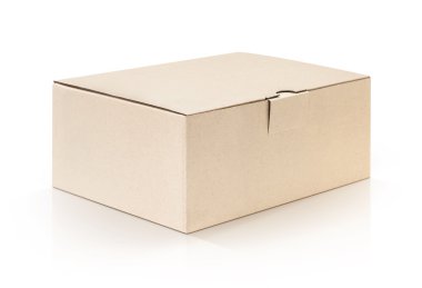 Beyaz arka plan üzerinde izole karton kraft kutu