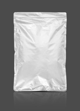 gri arka plan üzerinde izole boş ambalaj alüminyum folyo kese