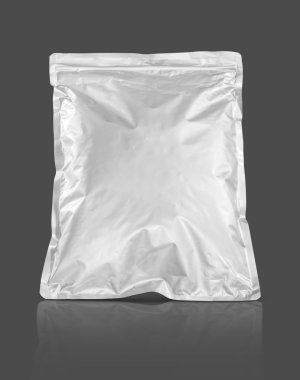 gri arka plan üzerinde izole boş ambalaj alüminyum folyo kese