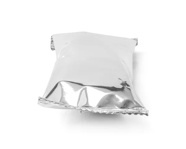 Embalagem em branco folha de alumínio lanche bolsa isolada no fundo branco — Fotografia de Stock