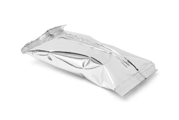 Tom förpackning aluminium mellanmål foliepåse isolerad på vit bakgrund — Stockfoto