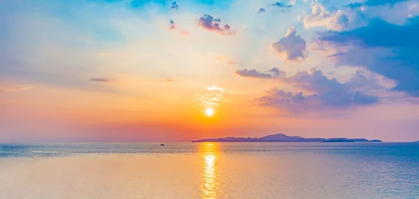 Красивое красочное небо и закат на море Стоковое Фото