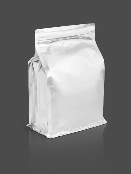 Bolsa de papel de aluminio de embalaje en blanco aislada sobre fondo gris — Foto de Stock