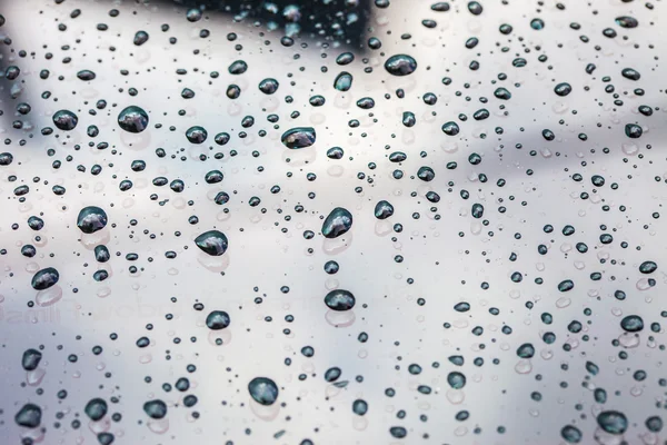 Textura de gotas de lluvia en una superficie del coche después de la lluvia — Foto de Stock