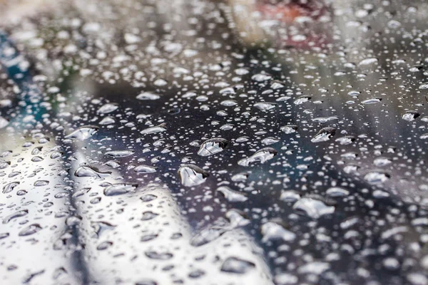 Textura de gotas de lluvia en una superficie del coche después de la lluvia — Foto de Stock