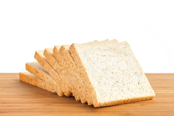 Fetta di pane su tavolo di legno isolato su sfondo bianco — Foto Stock