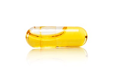 Beyaz arkaplanda balık yağı takviye kapsülü izole edildi