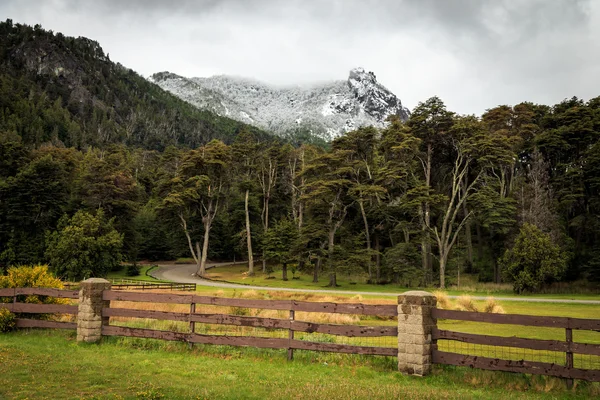 Tó, a hegyek, a nagy hóban hegyek erdei bariloche, patagonia, Argentína — Stock Fotó