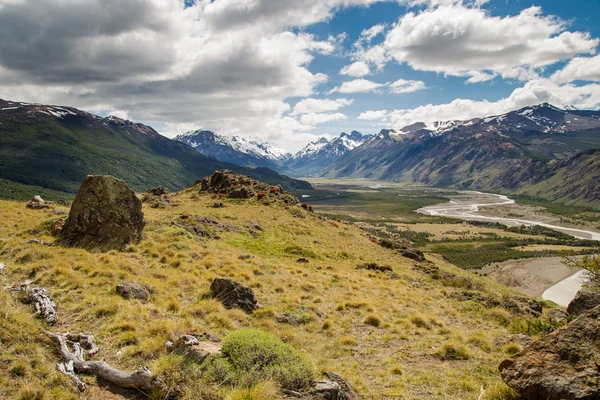 Paisagem montanhosa, montanha com paisagem fluvial, patagônia, américa do sul — Fotografia de Stock